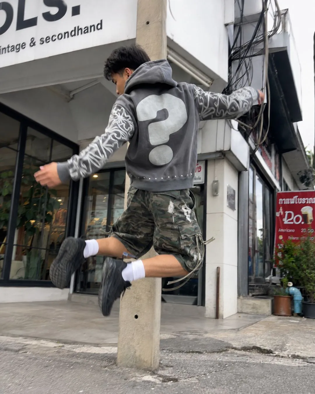 ด้านหลังฮู้ดลายทหารและกางเกงเดนิมทรงกว้าง